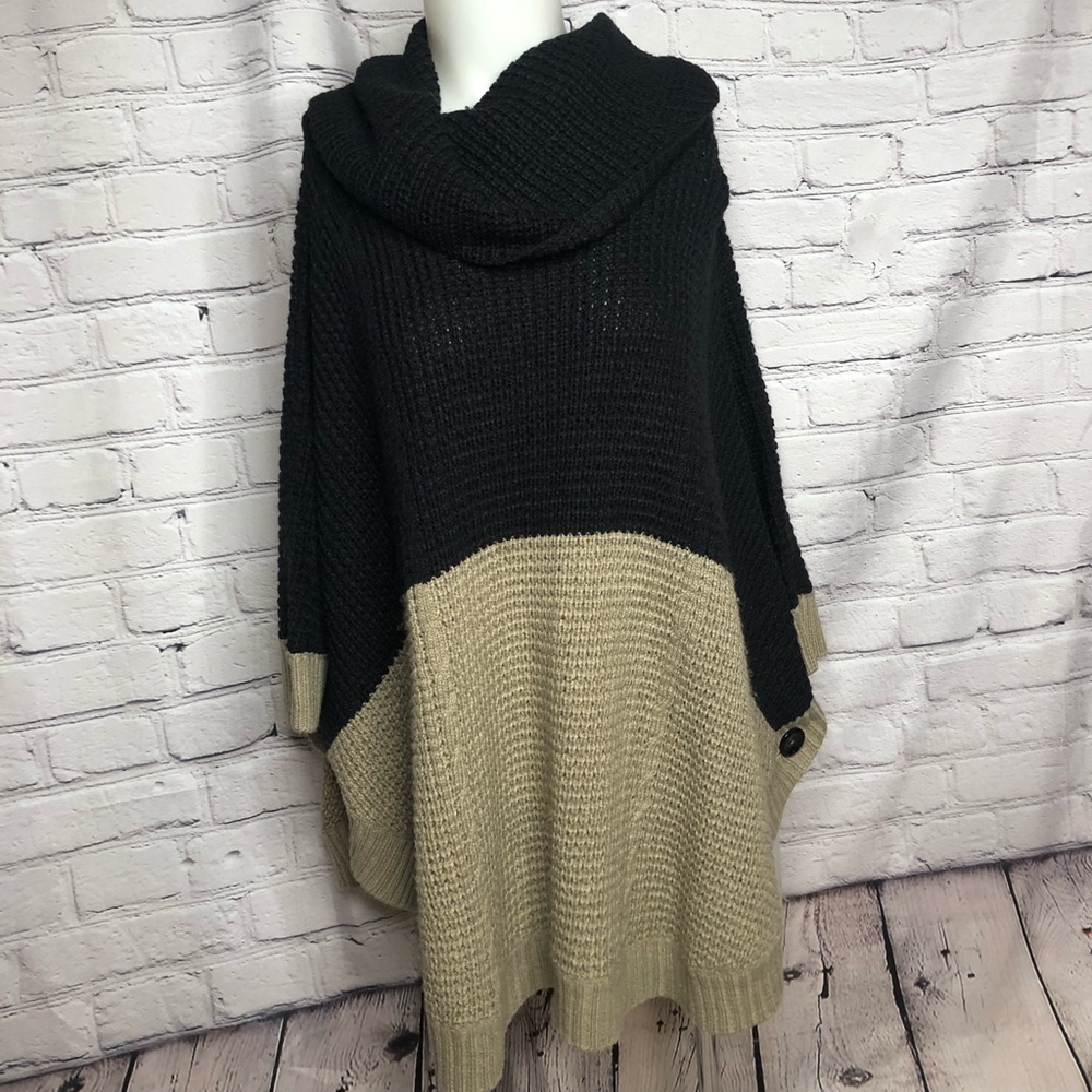 THML two tone Black and Tan knit poncho size large